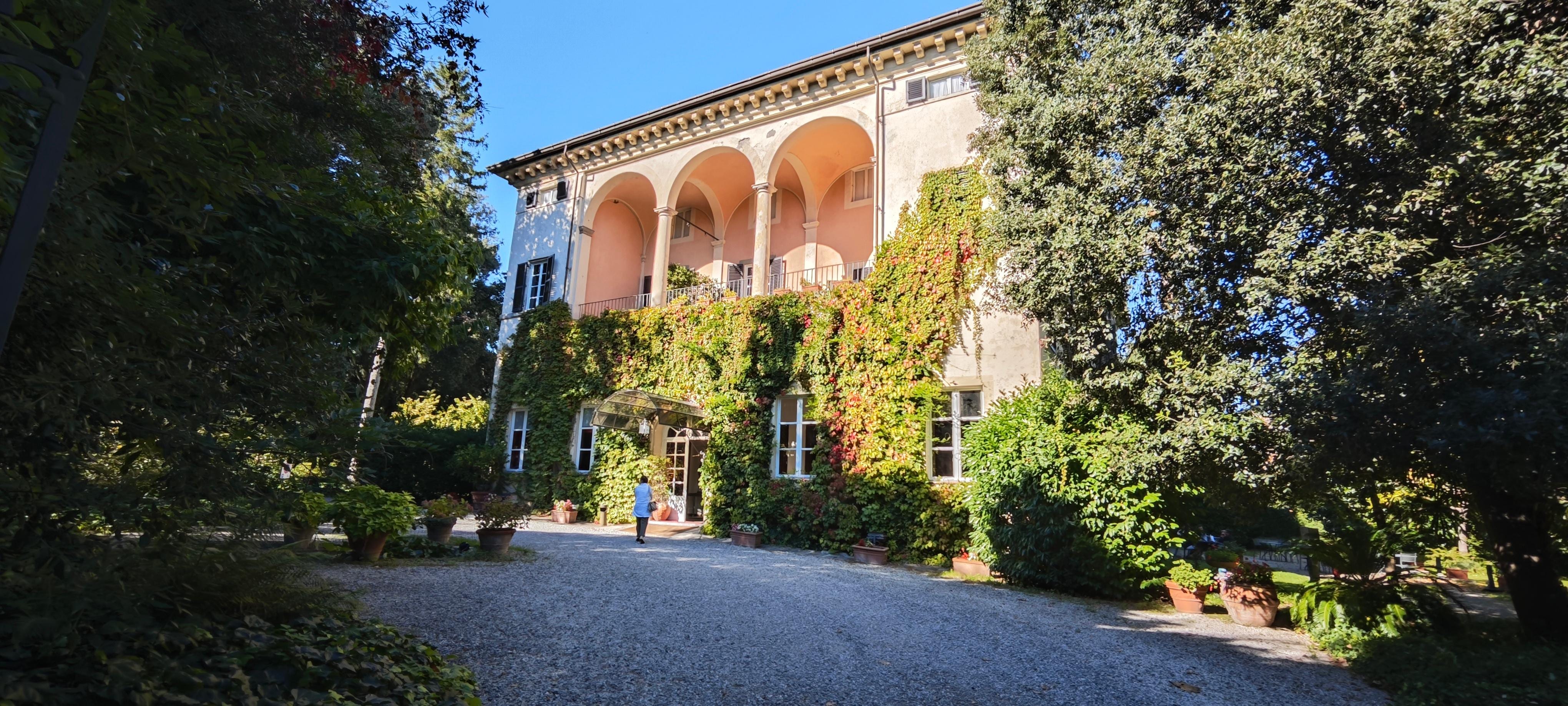 Blick von der Auffahrt zum Eingang