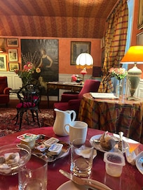 Lobby breakfast