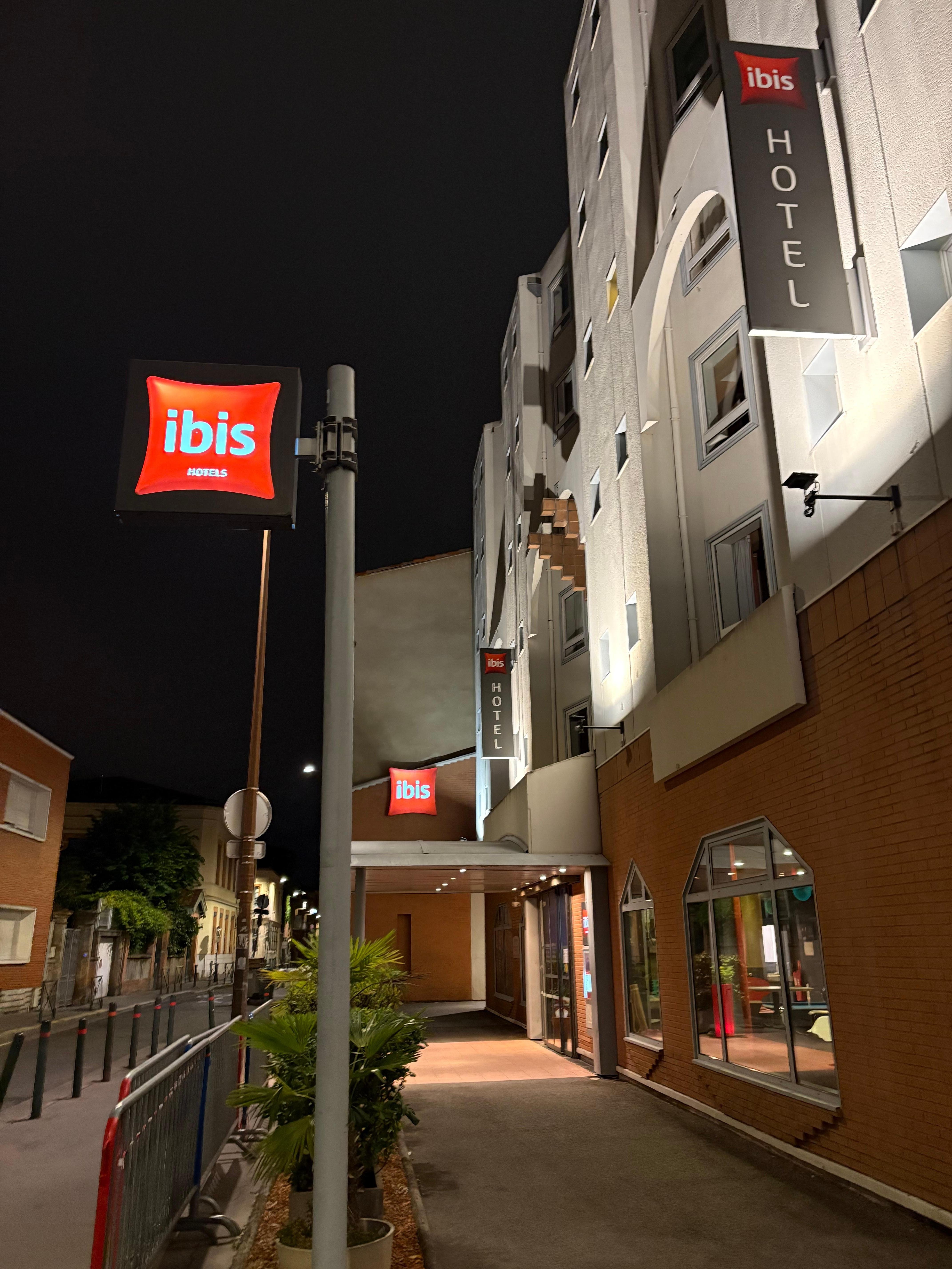 Visão do hotel da rua