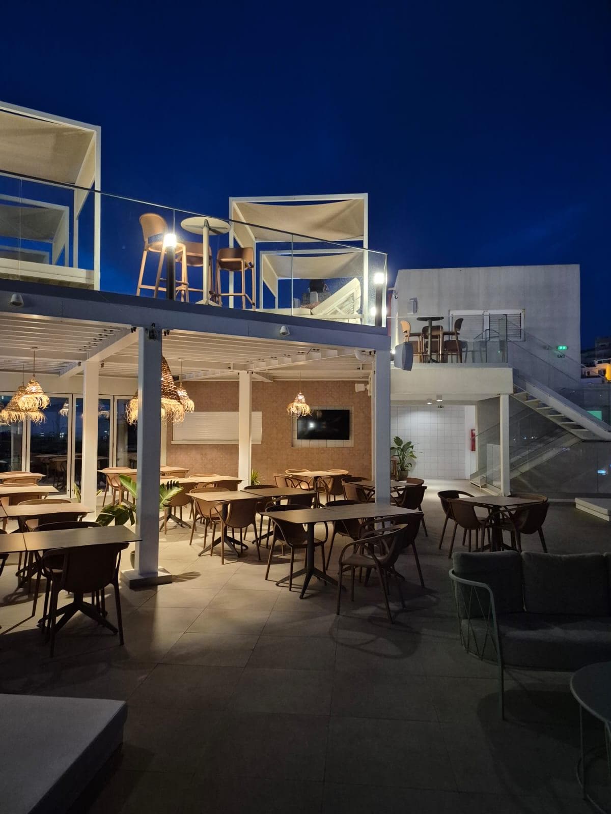 Breakfast and bar area!!