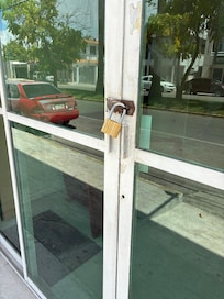 Puerta del hotel cerrada con candado desde hace más de 3 días según me dijeron los vecinos