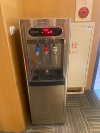 房間內沒有附礦泉水,每個樓層有一台飲水機