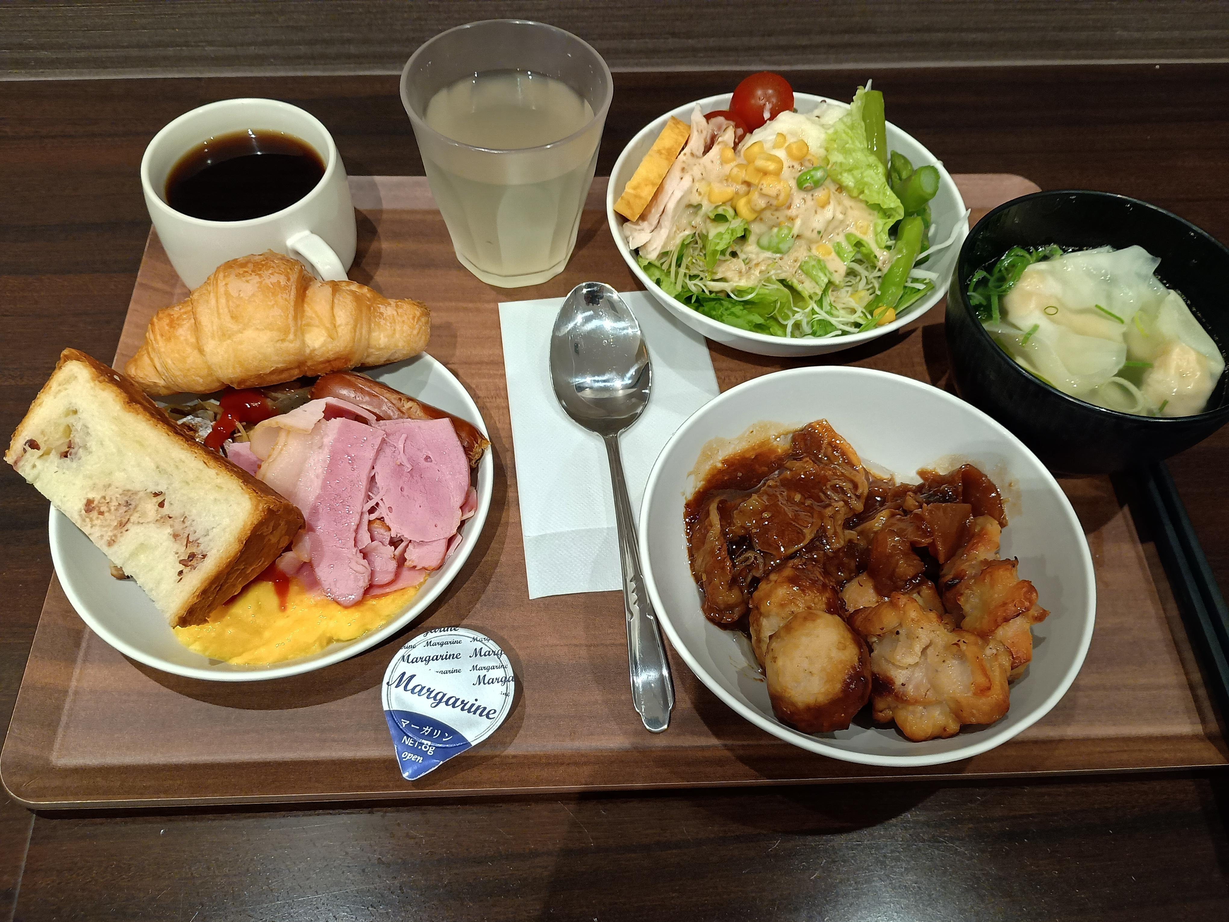 どて煮やワンタン
主食はご飯、パン、麺を好みに合わせて。
カレーもあります。