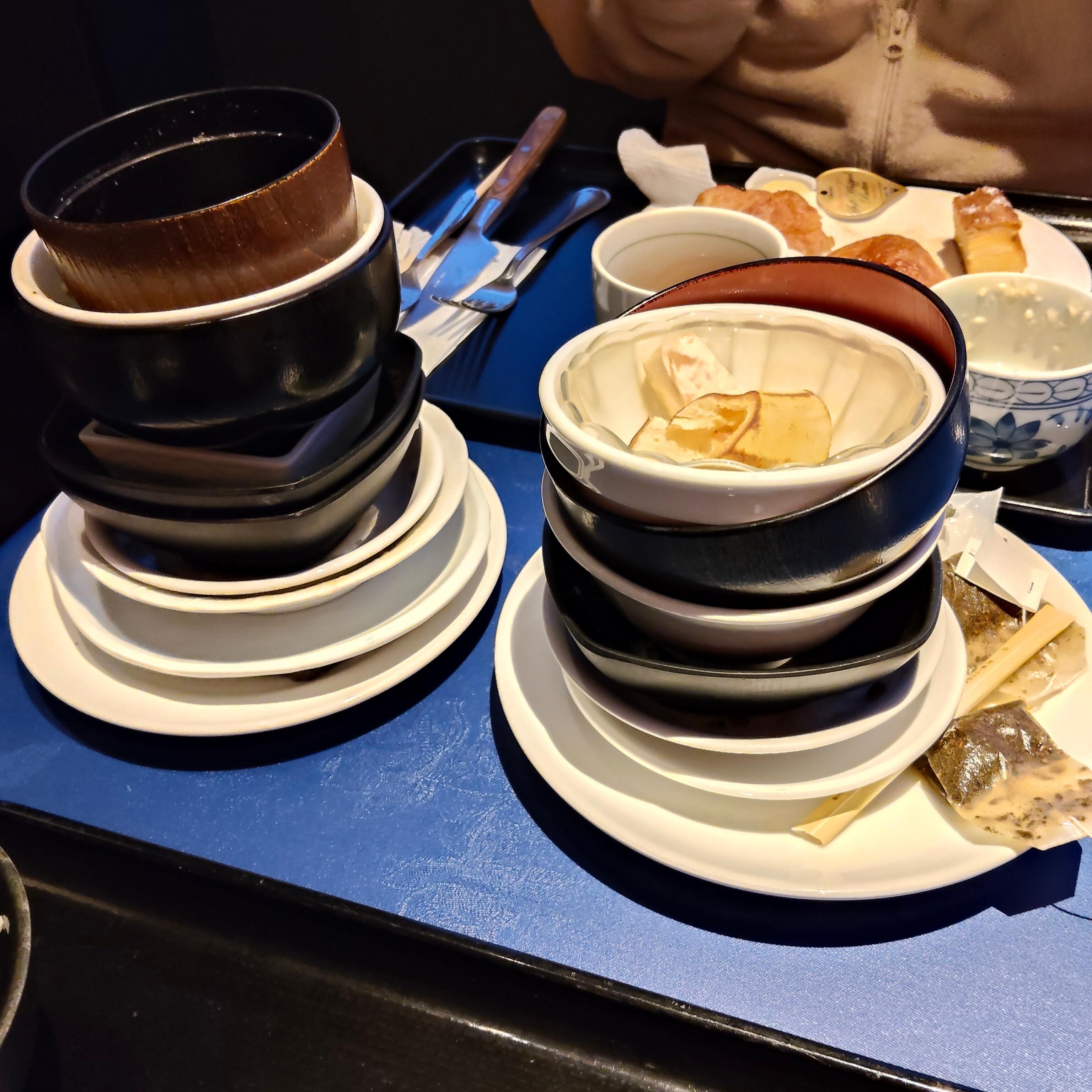 客がたまりかねて皿を重ねるっていうのはサービスマンとしては恥