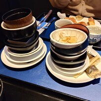 客がたまりかねて皿を重ねるっていうのはサービスマンとしては恥