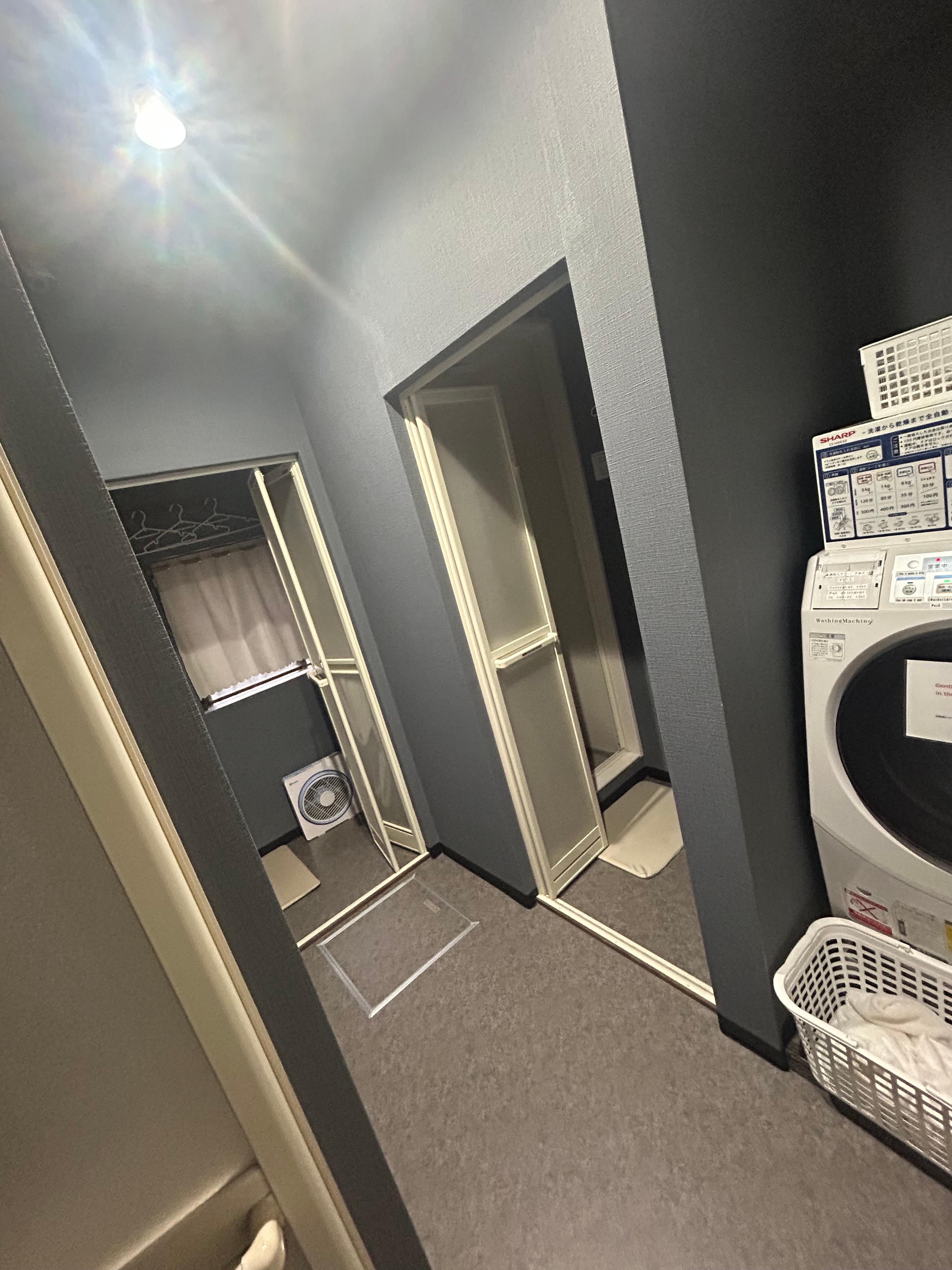 シャワー室防犯カメラは、角にあります