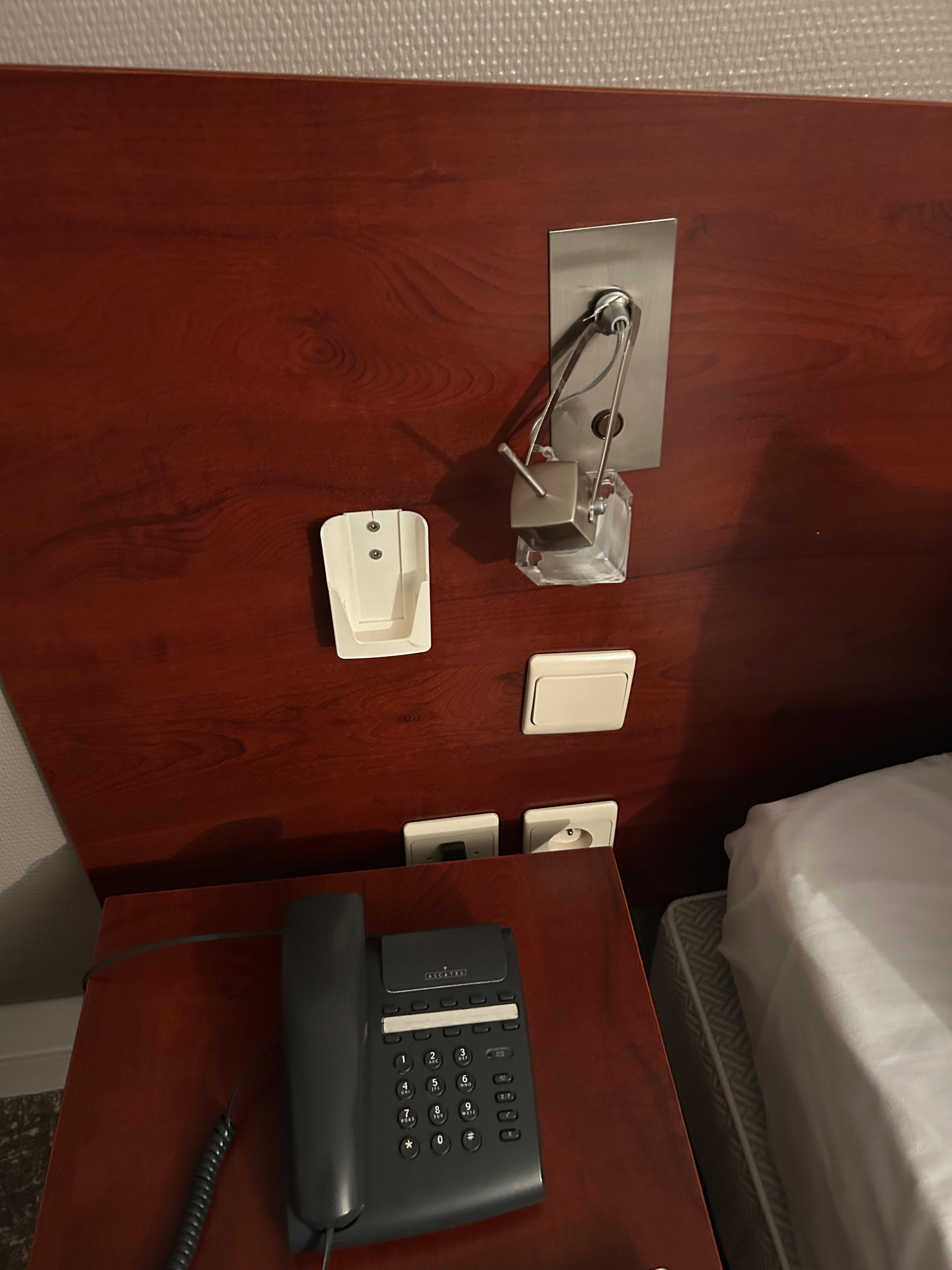 Magnifique tête de lit avec son éclairage d’époque 