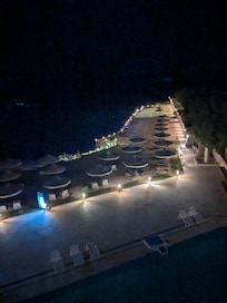 部屋から夜のビーチ