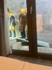 Avec le personnel qui passe devant