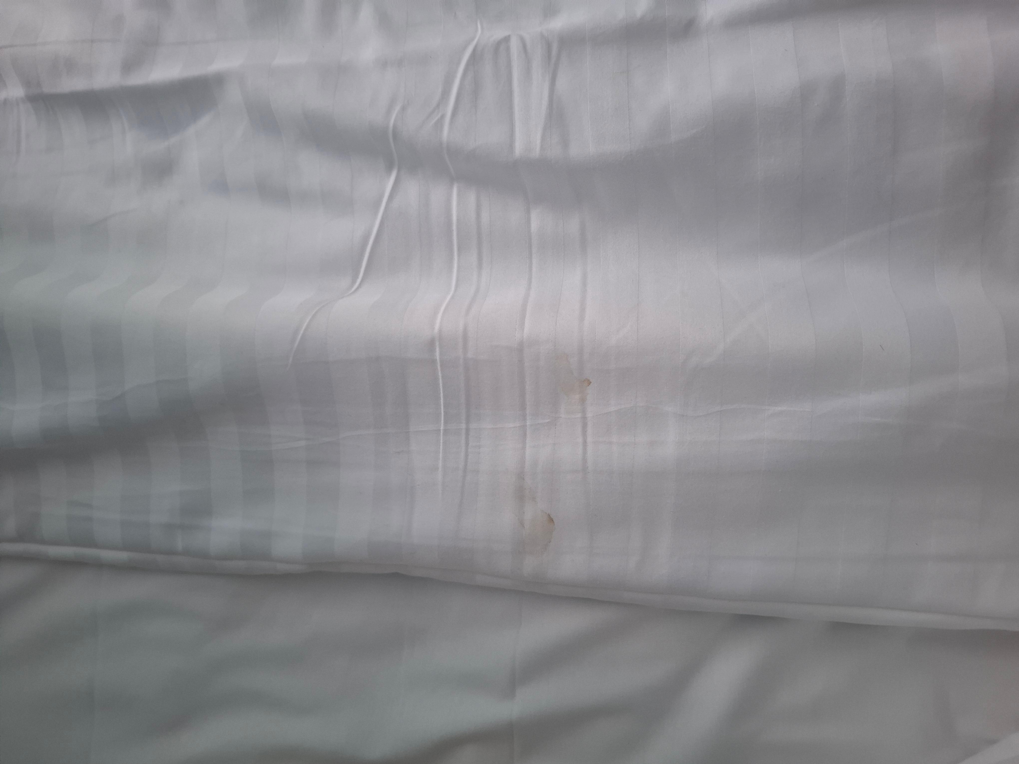 Bettwäsche mit Blut Flecken 