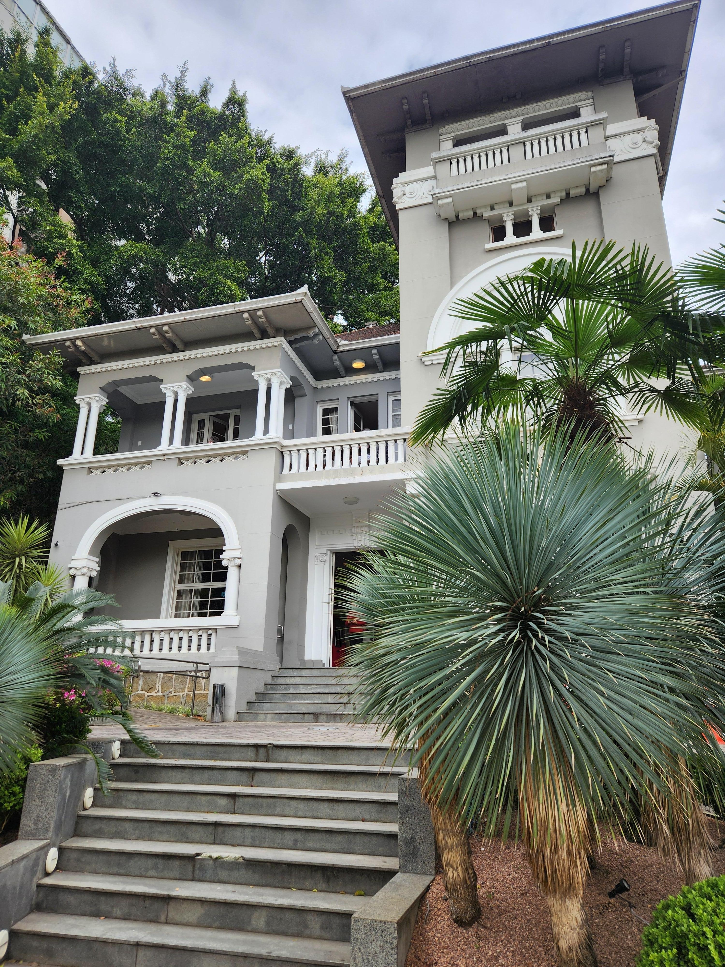 Fachada da casa tombada à frente onde funcionam a recepção, restaurante, bar e áreas sociais 