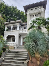 Fachada da casa tombada à frente onde funcionam a recepção, restaurante, bar e áreas sociais