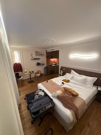 Spacious clean and pretty just as it’s listed. Smells clean, too. (And there is elevator!)