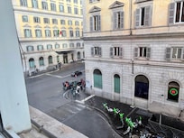 ホテルからの景色です。テルミニ駅のスーパーで買ったホットスナックも暖かいまま食べられました。