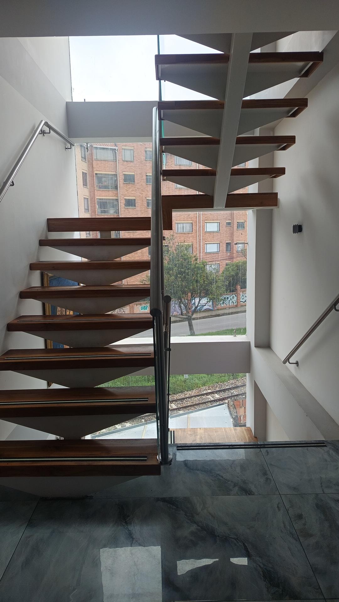 Buena iluminación. Tiene ascensor también 