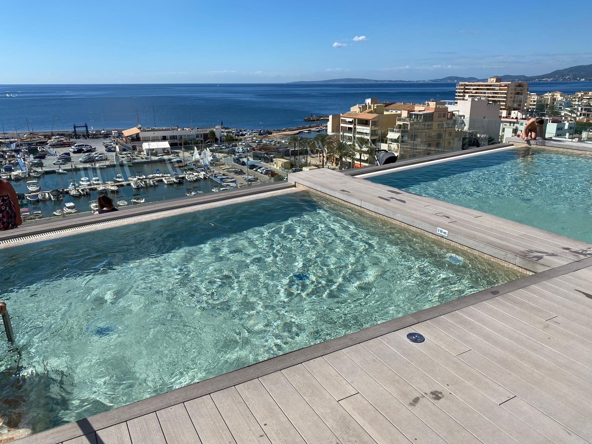 Svømmebasseng med bar