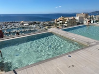 Svømmebasseng med bar