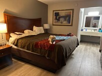 King bed. Comfy one.