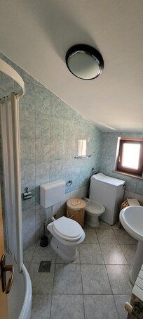 Bad mit WC, Dusche und Waschmaschine