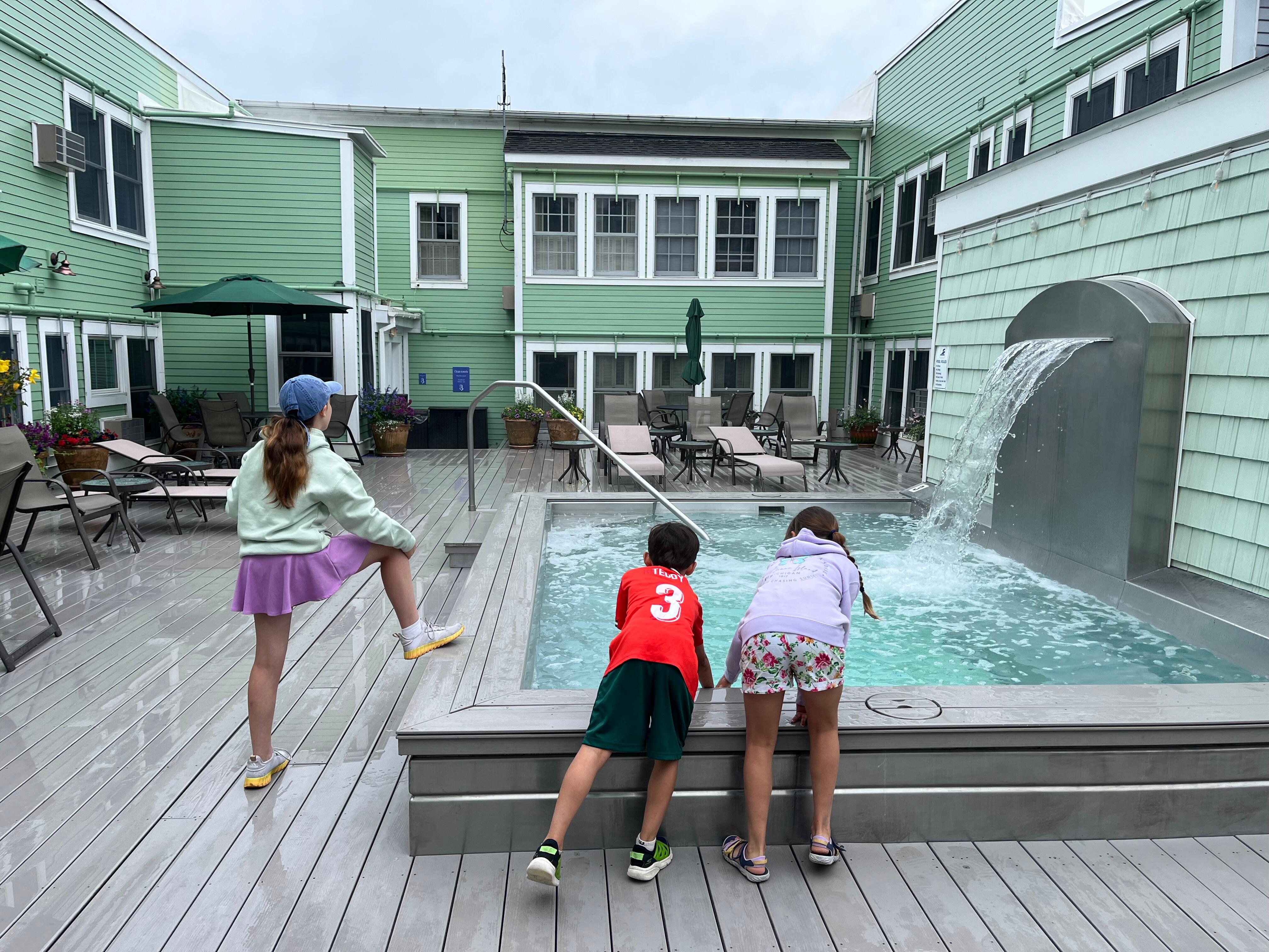 Pool deck/spa area is cozy! 