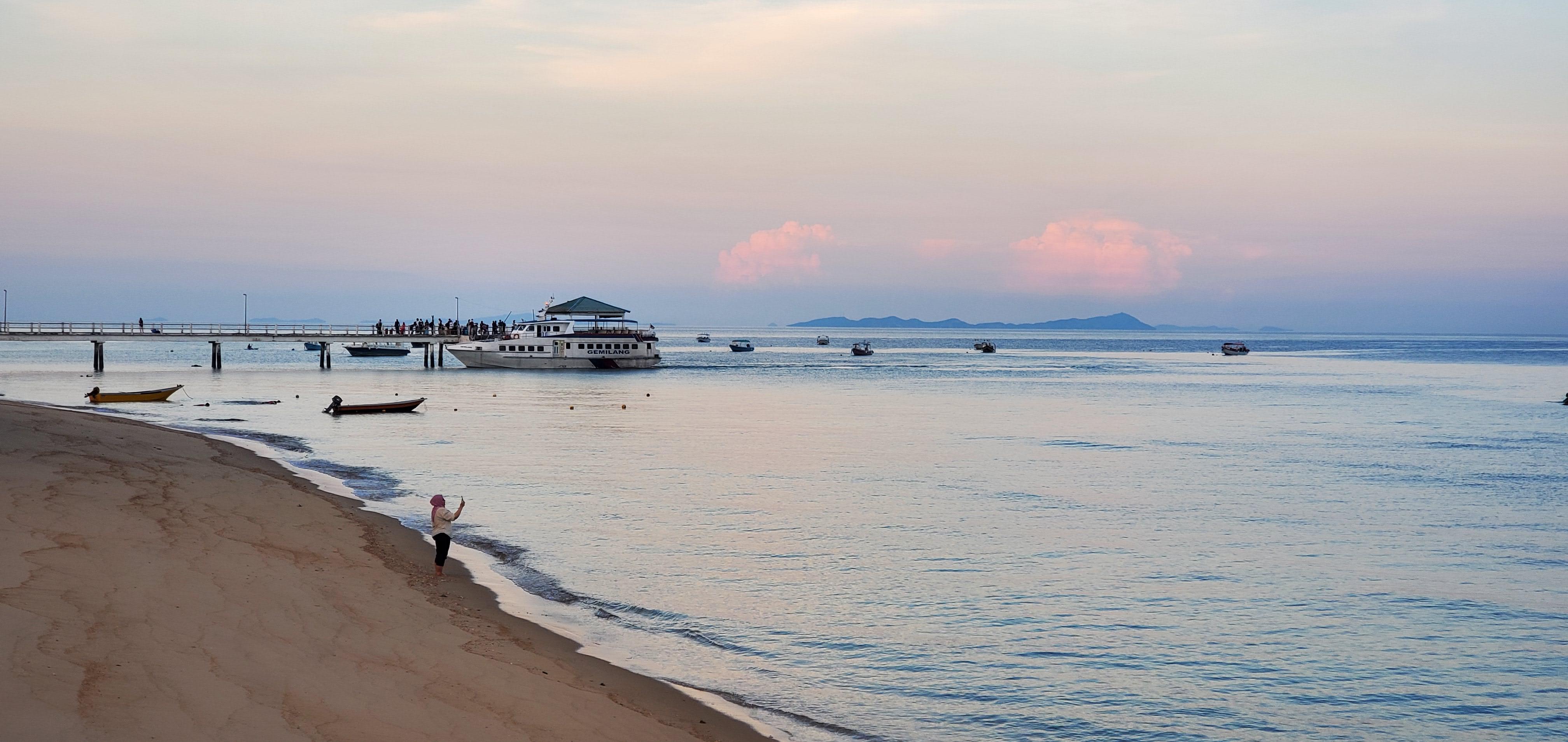 The jetty is a 5 minutes walk to the resort