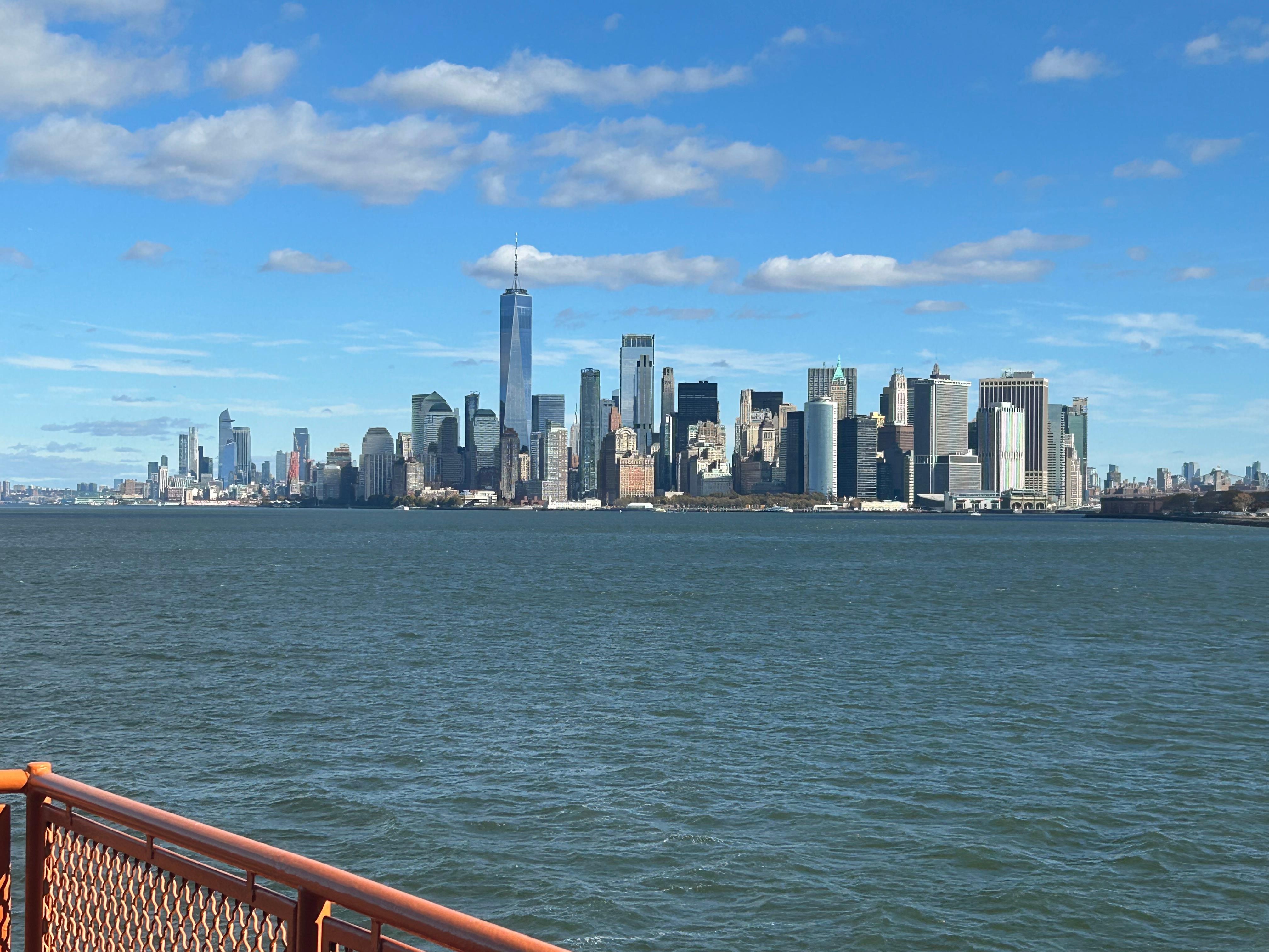 スタティンアイランドフェリーから見たマンハッタン