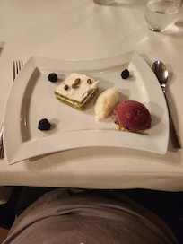 Gâteau de Pistache, Riz aux Lait de Chèvre, Mûre et Cassis