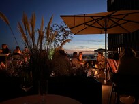 Bar på tagterrasse. Simple cocktails, shots, vin og øl. Meget fin atmosfære.