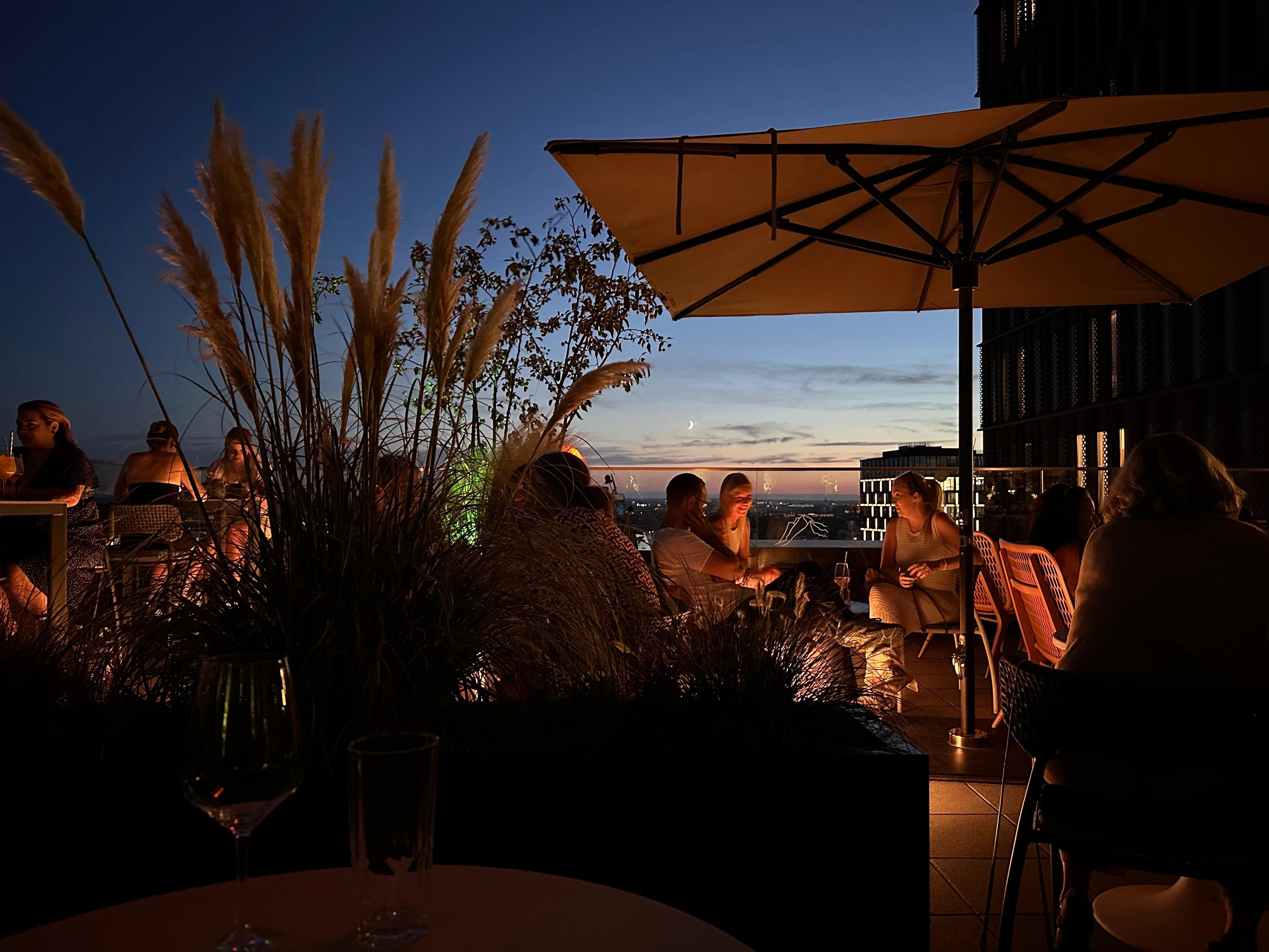Bar på tagterrasse. Simple cocktails, shots, vin og øl. Meget fin atmosfære.