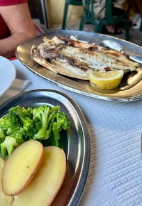 Robalo na brasa no restaurante ao lado, Leiteria Estoril