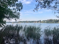 Blick auf das Hotel vom gegenüberliegenden Ufer