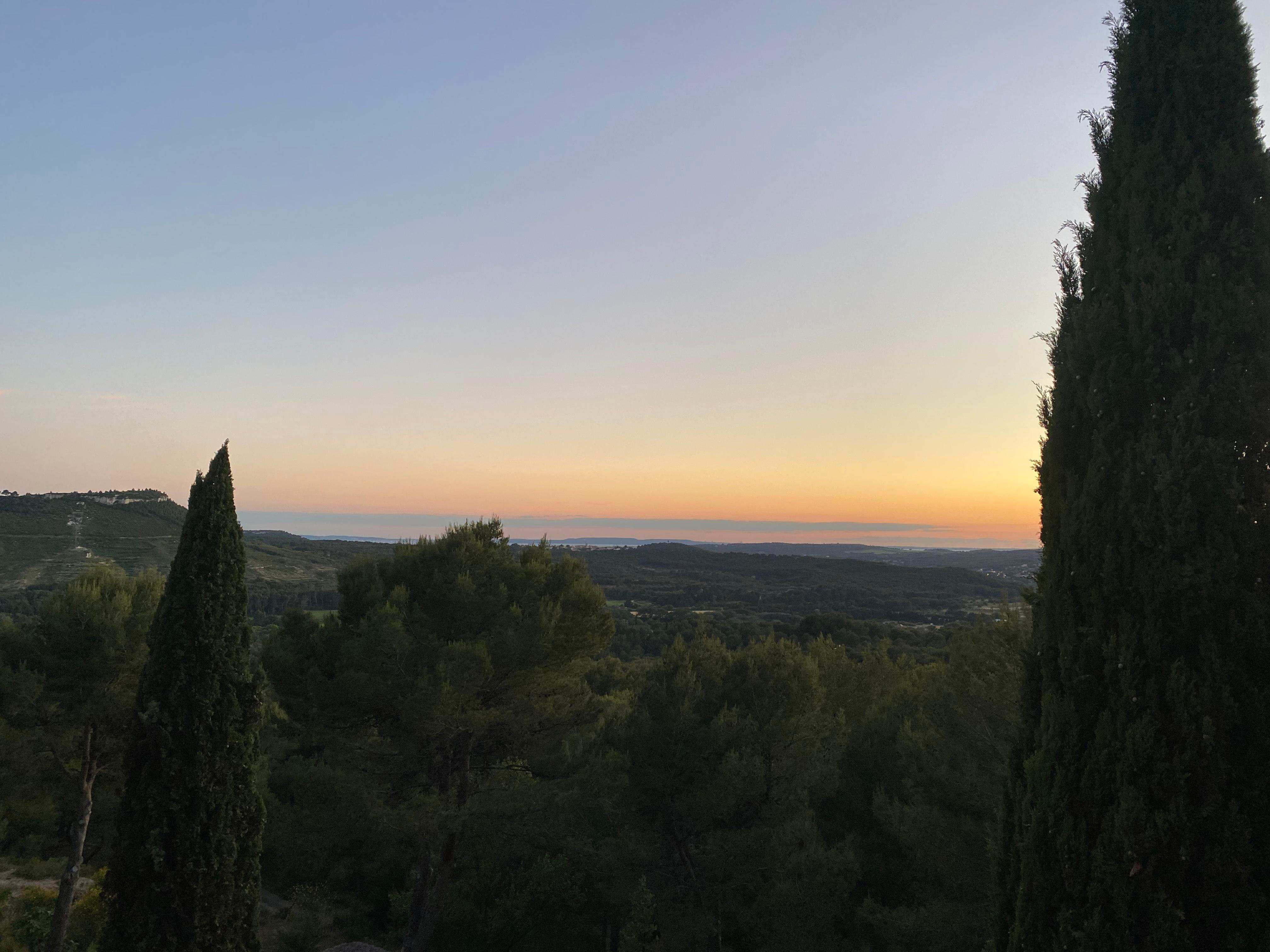 Vue (en soirée) de la terrasse du petit déjeuner 