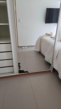 Havia um espelho quebrado no quarto principal e a Almare me informou que não tinham tido tempo hábil para arrumar o que não foi muito legal