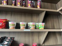アイスクリーム、冷凍のハンバーガーなども販売している。