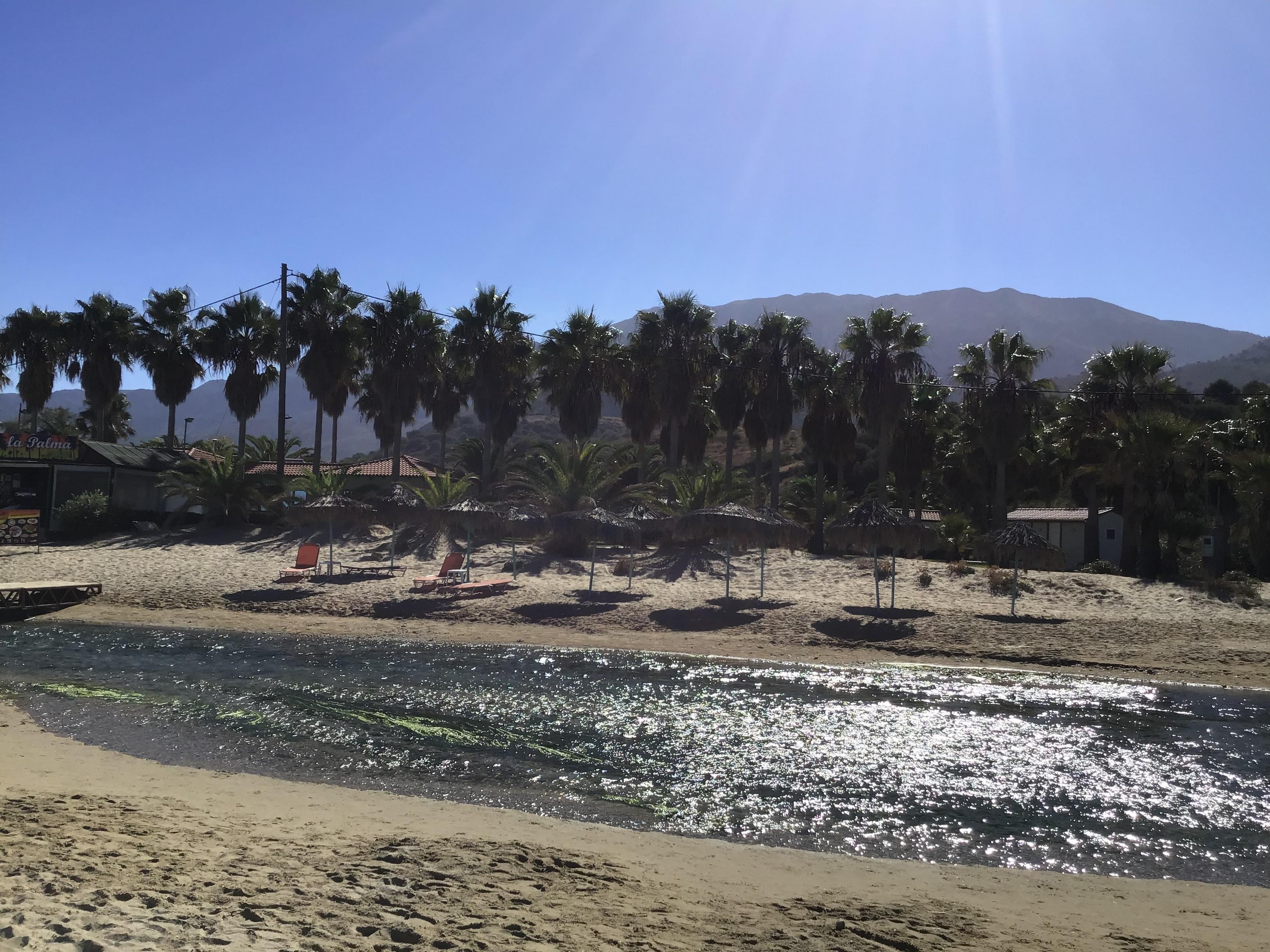 Den fina och annorlunda stranden med bro över till halvön som går till Georgioupolis