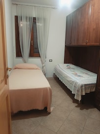 Una cama se movía un montón las patas y la otro tenía el colchón todo sucio de sangre de menstruacion