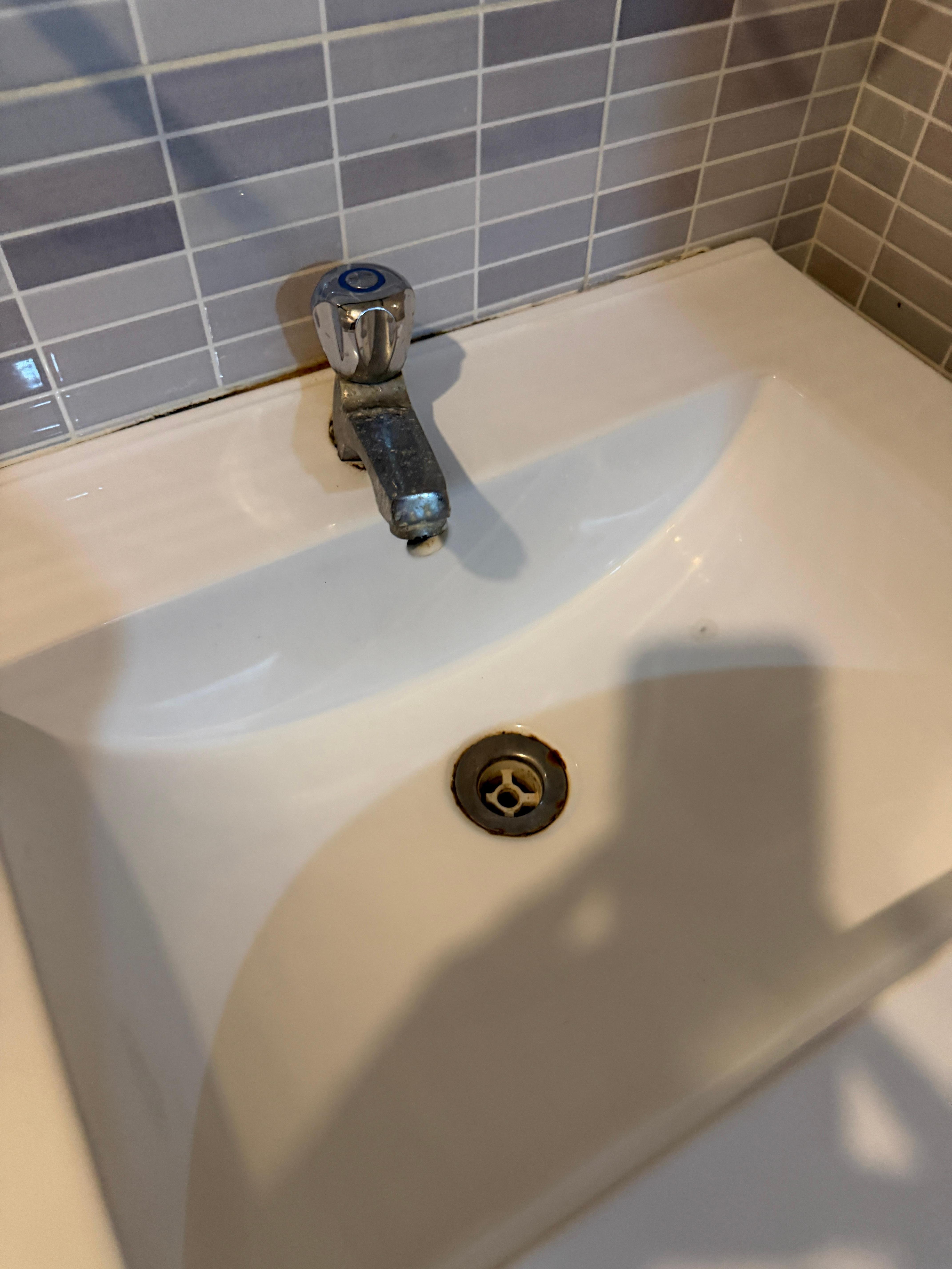 Lavabo sucio y en mal estado, 