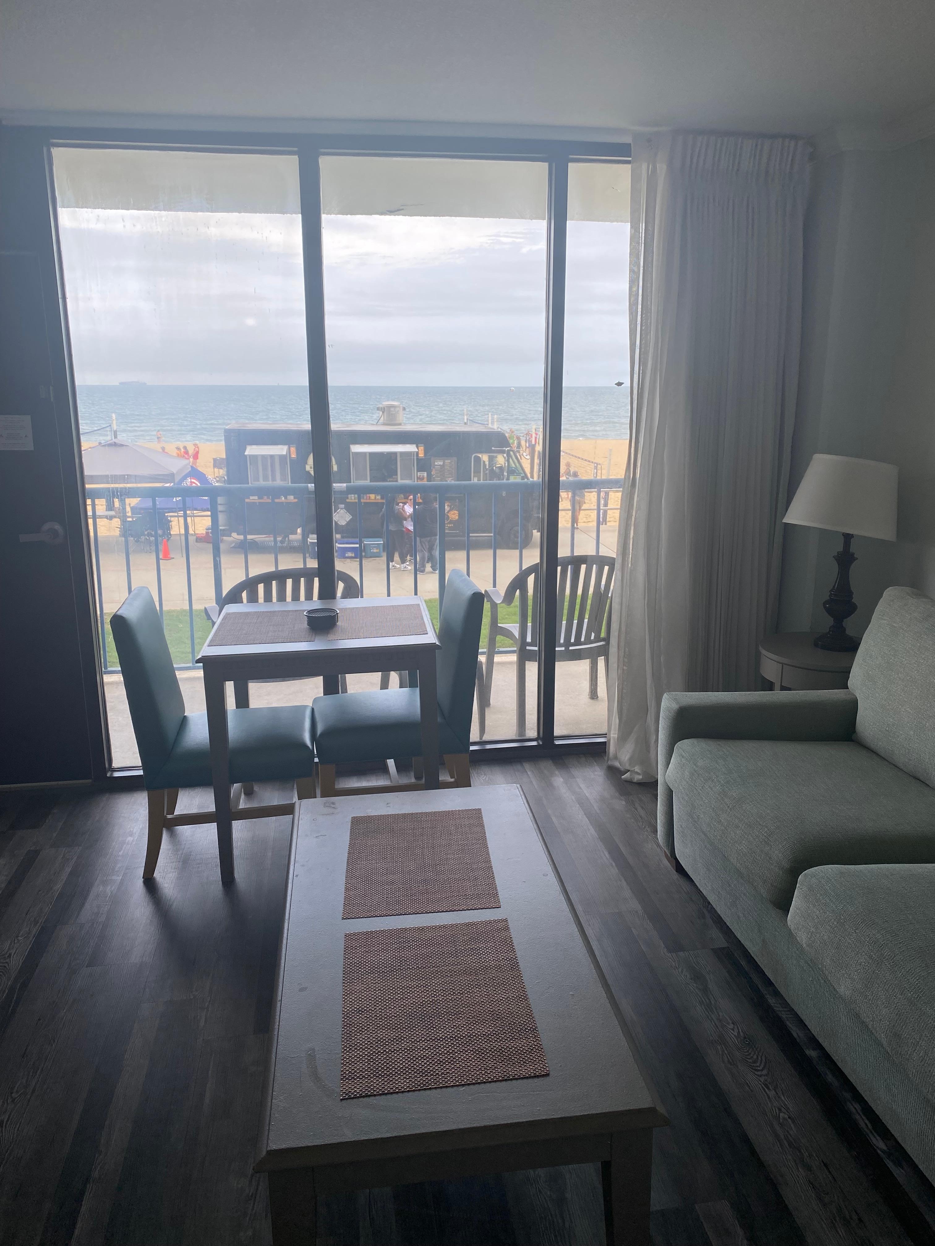 A beautiful vie of the food truck.. 