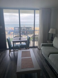 A beautiful vie of the food truck..