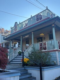 Charming Arts & Crafts style