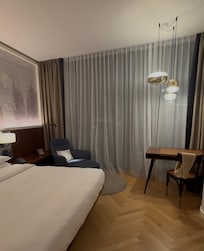 La habitaciĂłn es bastante amplia la vista desde el 6 piso era agradable hacĂa una ĂĄrea nueva residencial.