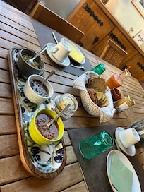 Petit déjeuner avec confiture et yaourt fait maison