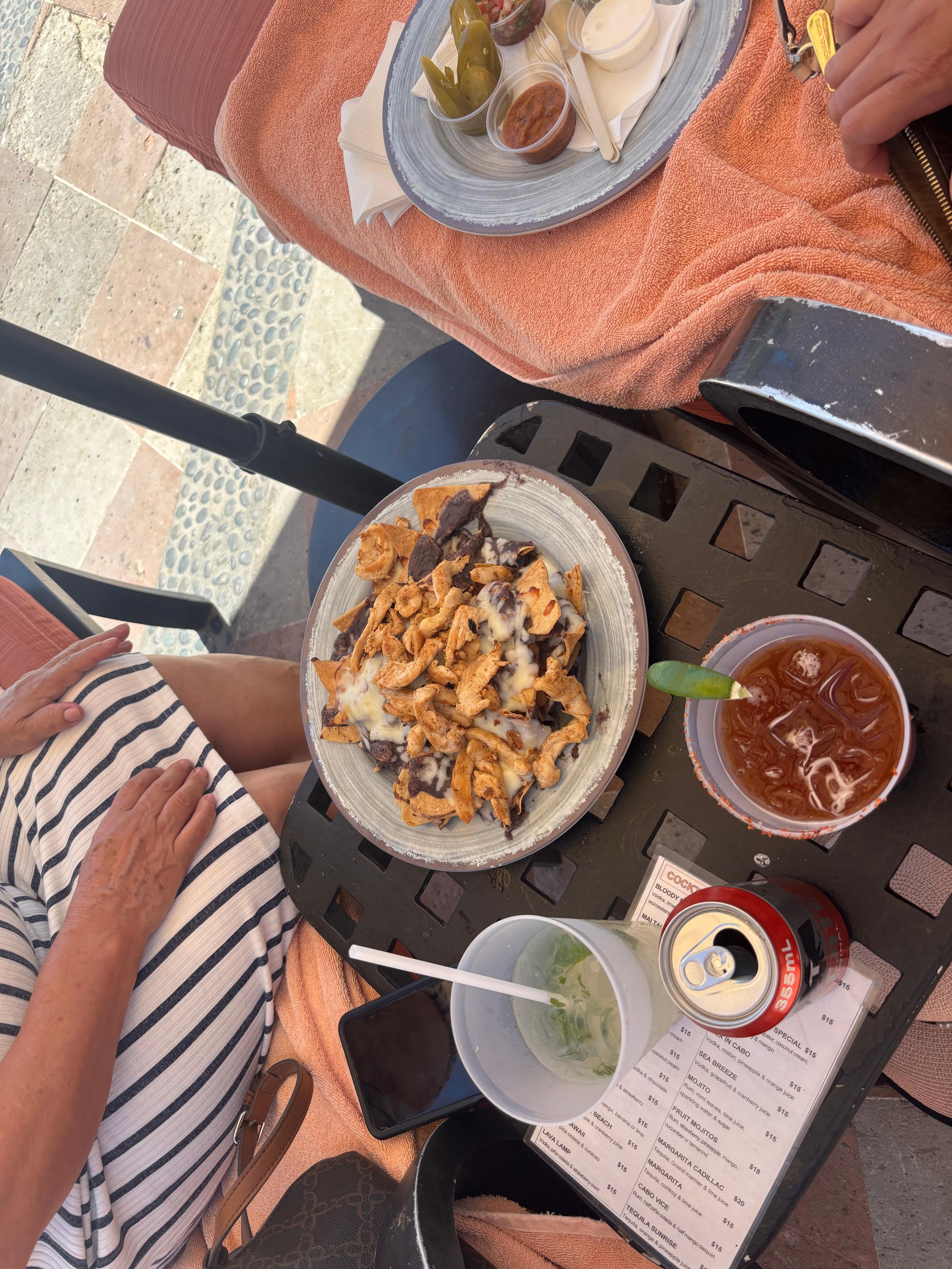 Deliciosos chicken nachos to share.