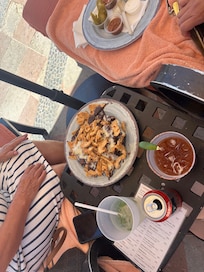 Deliciosos chicken nachos to share.