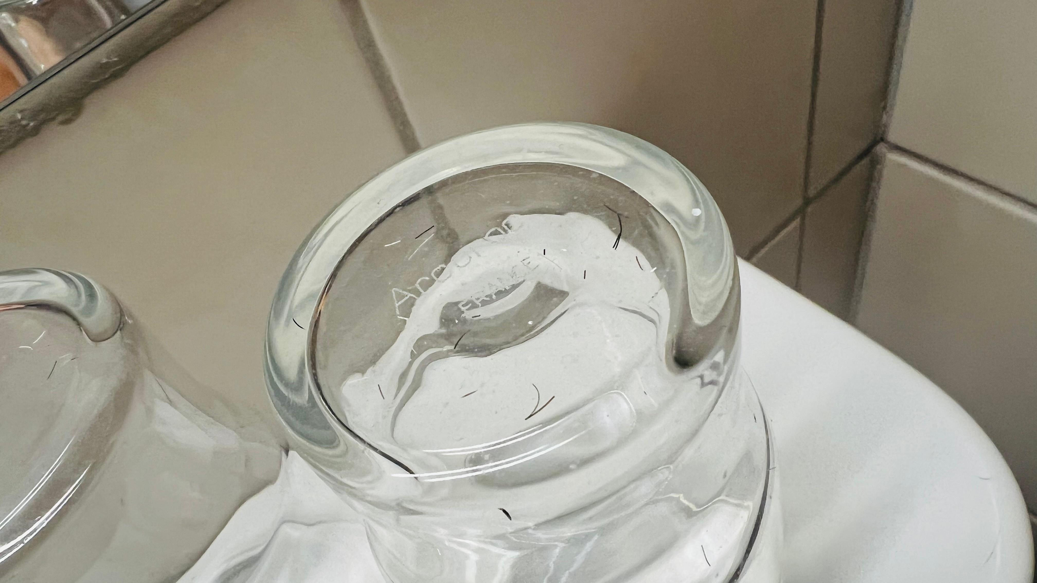 Skægstubbe på glasset, og ikke rene glas. 