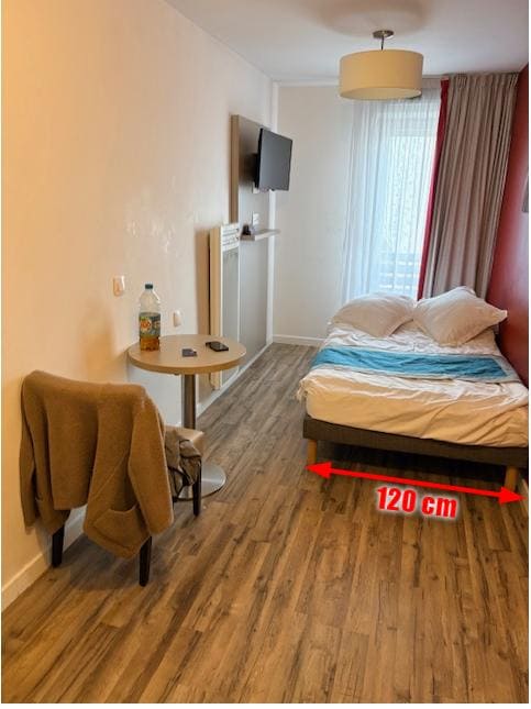 Chambre couloir avec un faux lit double (120 cm)