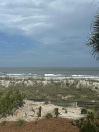 Beach view upper deck/balcony