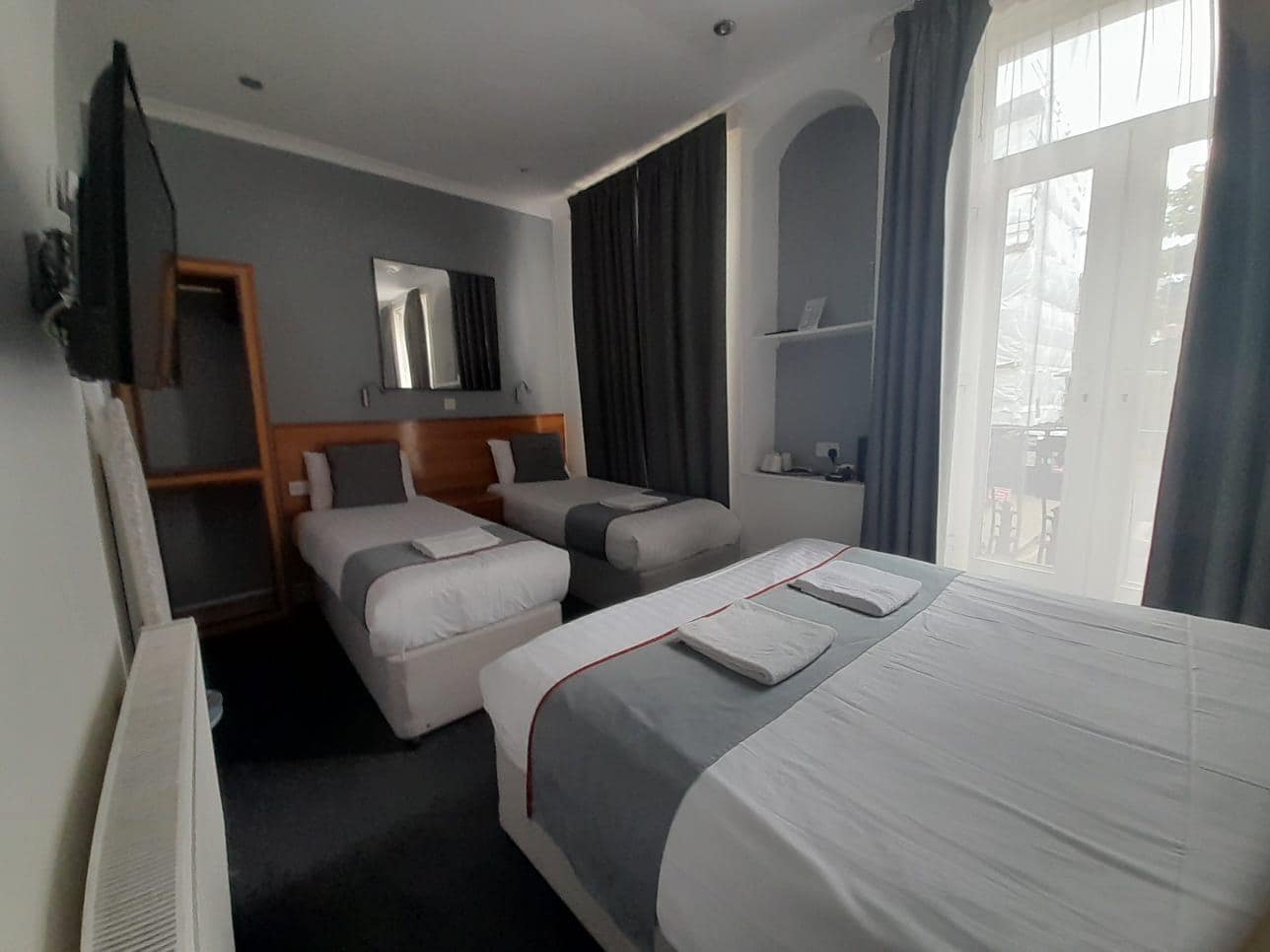 Chambre n•5. Pour 4 avec douche et WC privée. Serviette et 2 petits savons et 4 petits échantillons de shampooing offerts