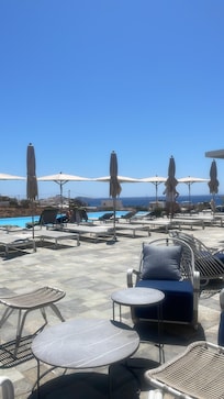 Pool/restaurant