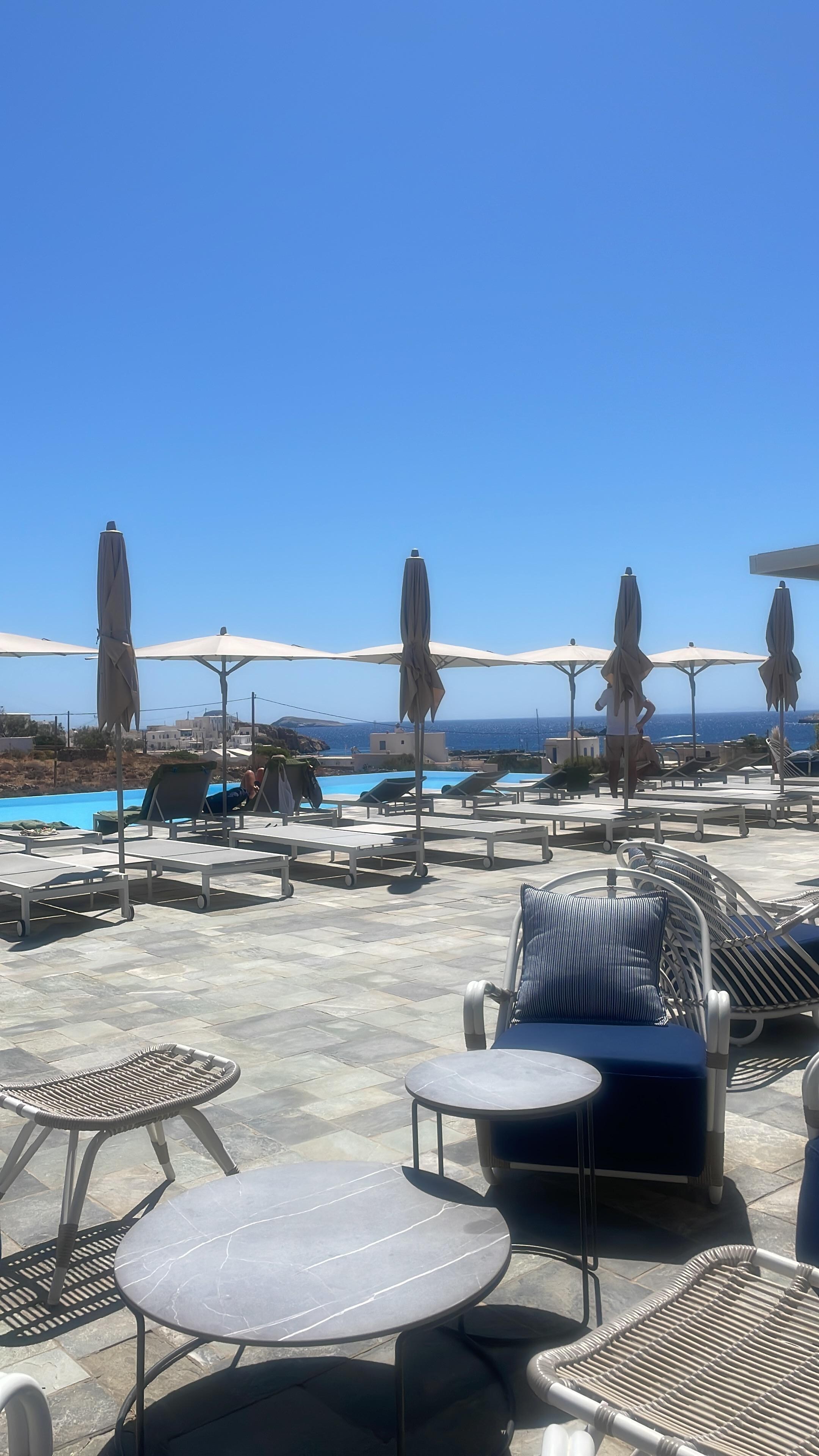 Pool/restaurant 
